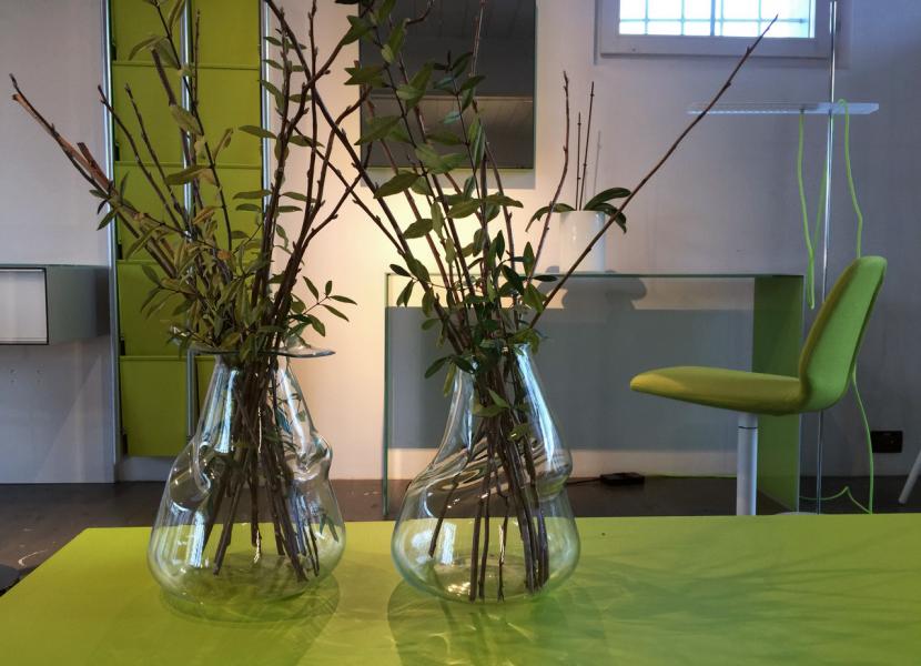 Tisch mit Vasen